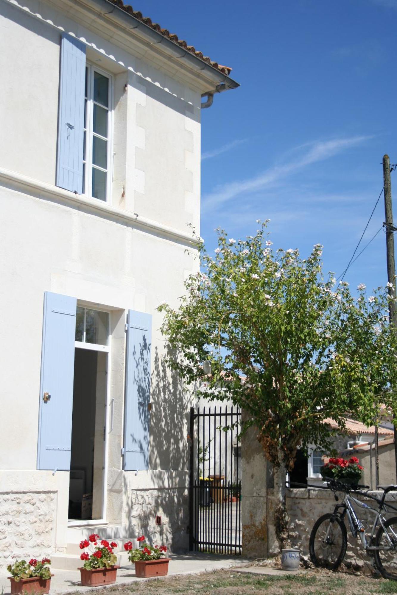 Le Domaine Des Aguins Guest House Saujon Exterior photo
