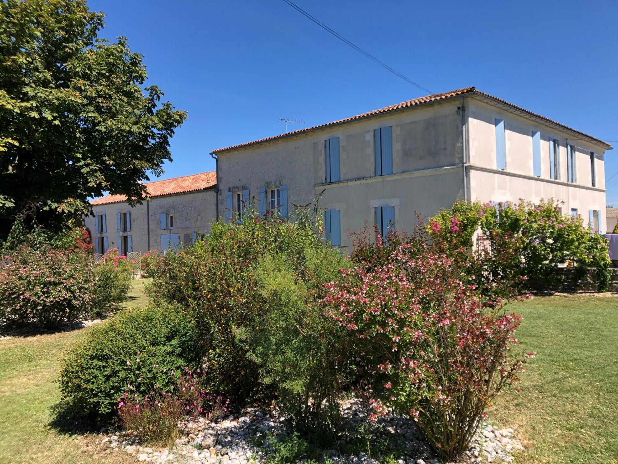 Le Domaine Des Aguins Guest House Saujon Exterior photo
