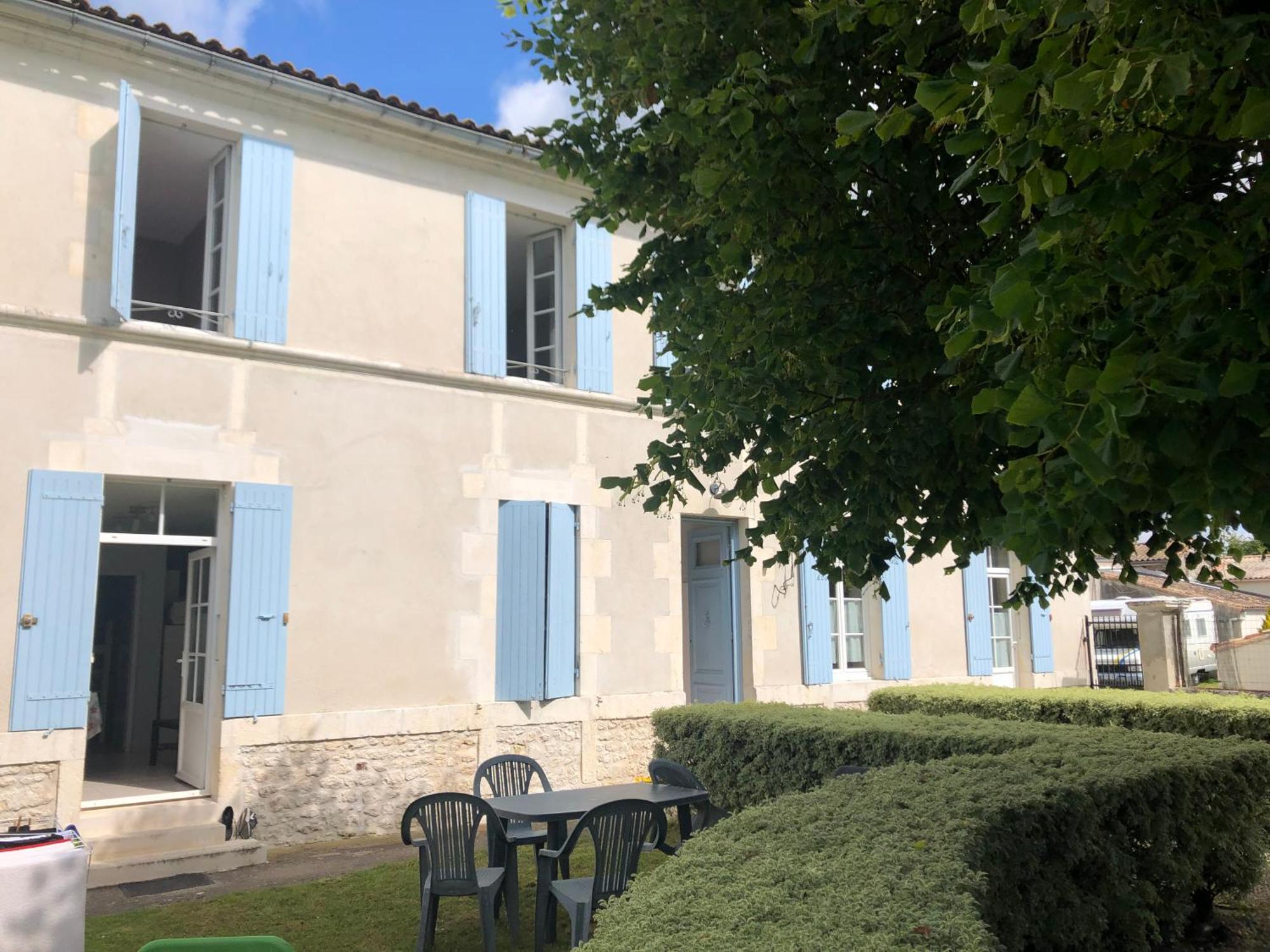 Le Domaine Des Aguins Guest House Saujon Exterior photo