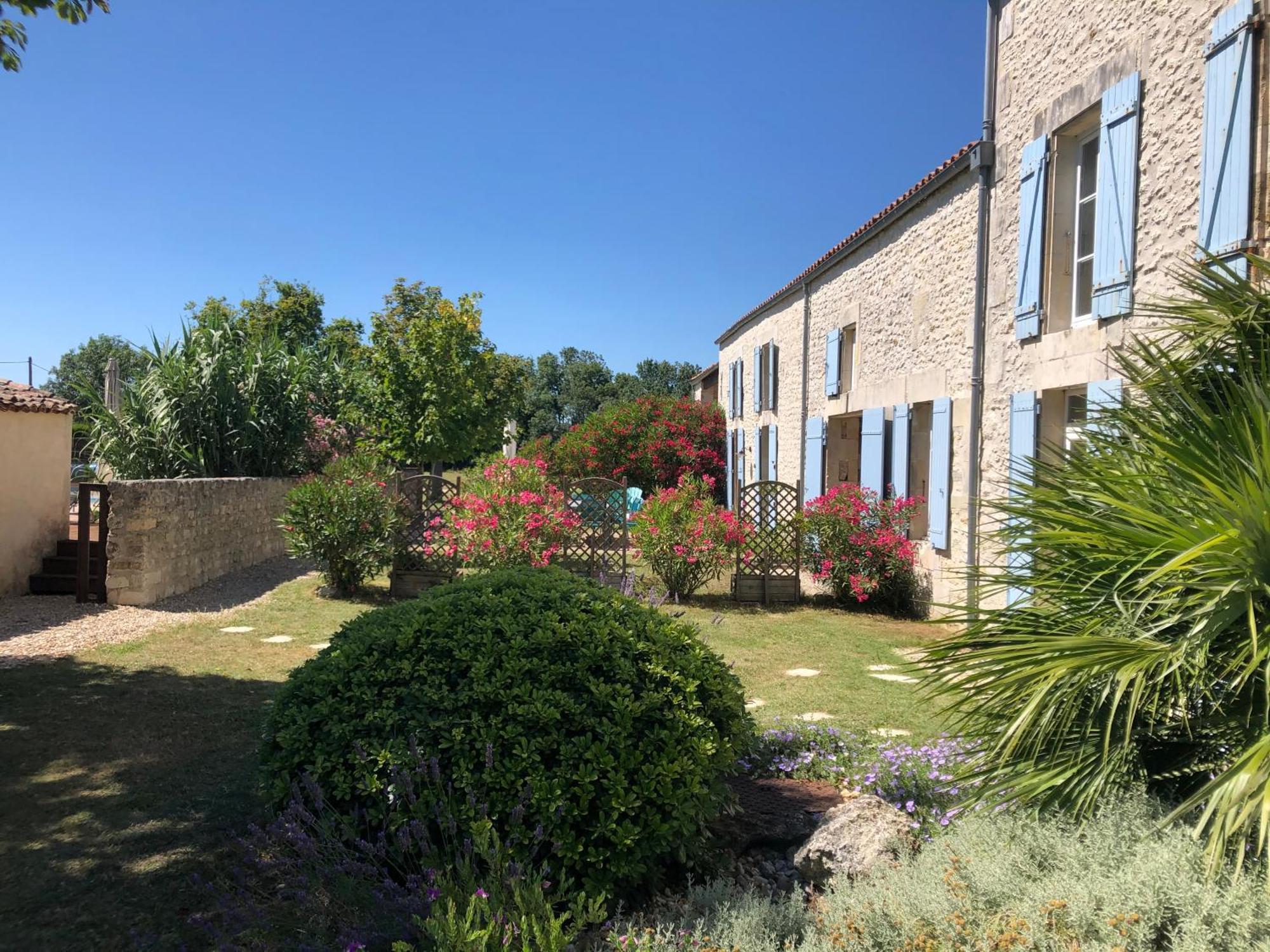Le Domaine Des Aguins Guest House Saujon Exterior photo