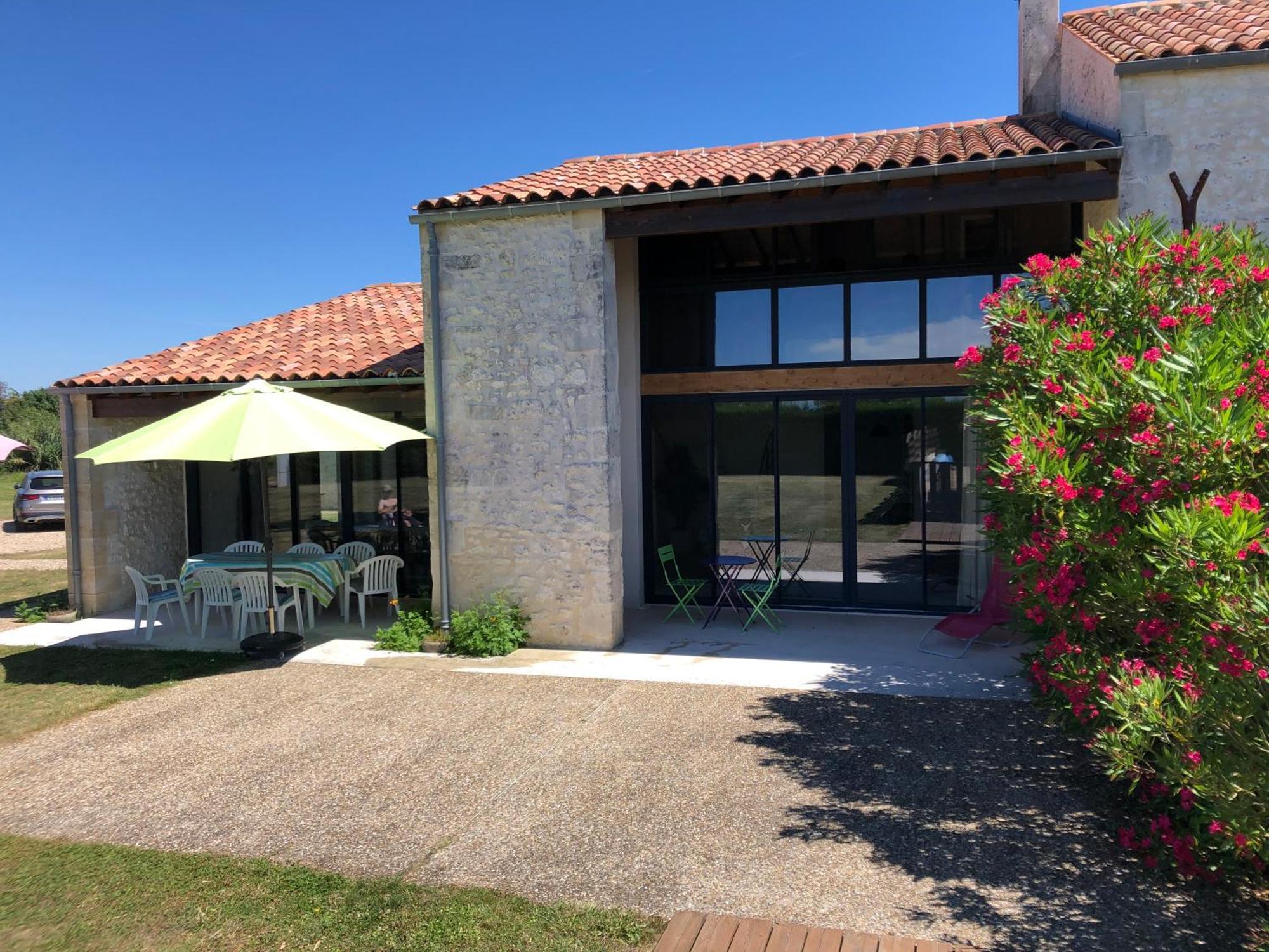 Le Domaine Des Aguins Guest House Saujon Exterior photo