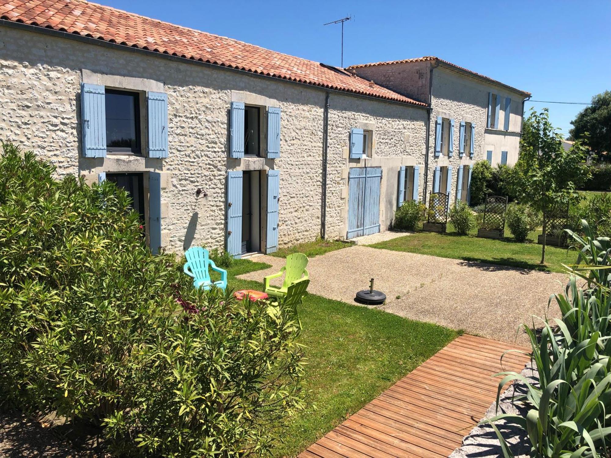 Le Domaine Des Aguins Guest House Saujon Exterior photo
