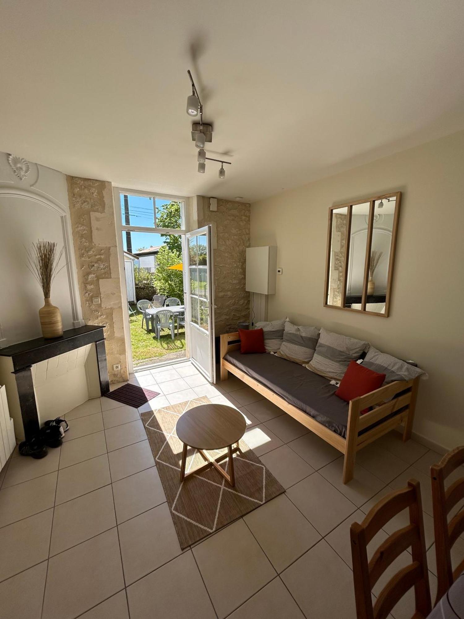 Le Domaine Des Aguins Guest House Saujon Exterior photo