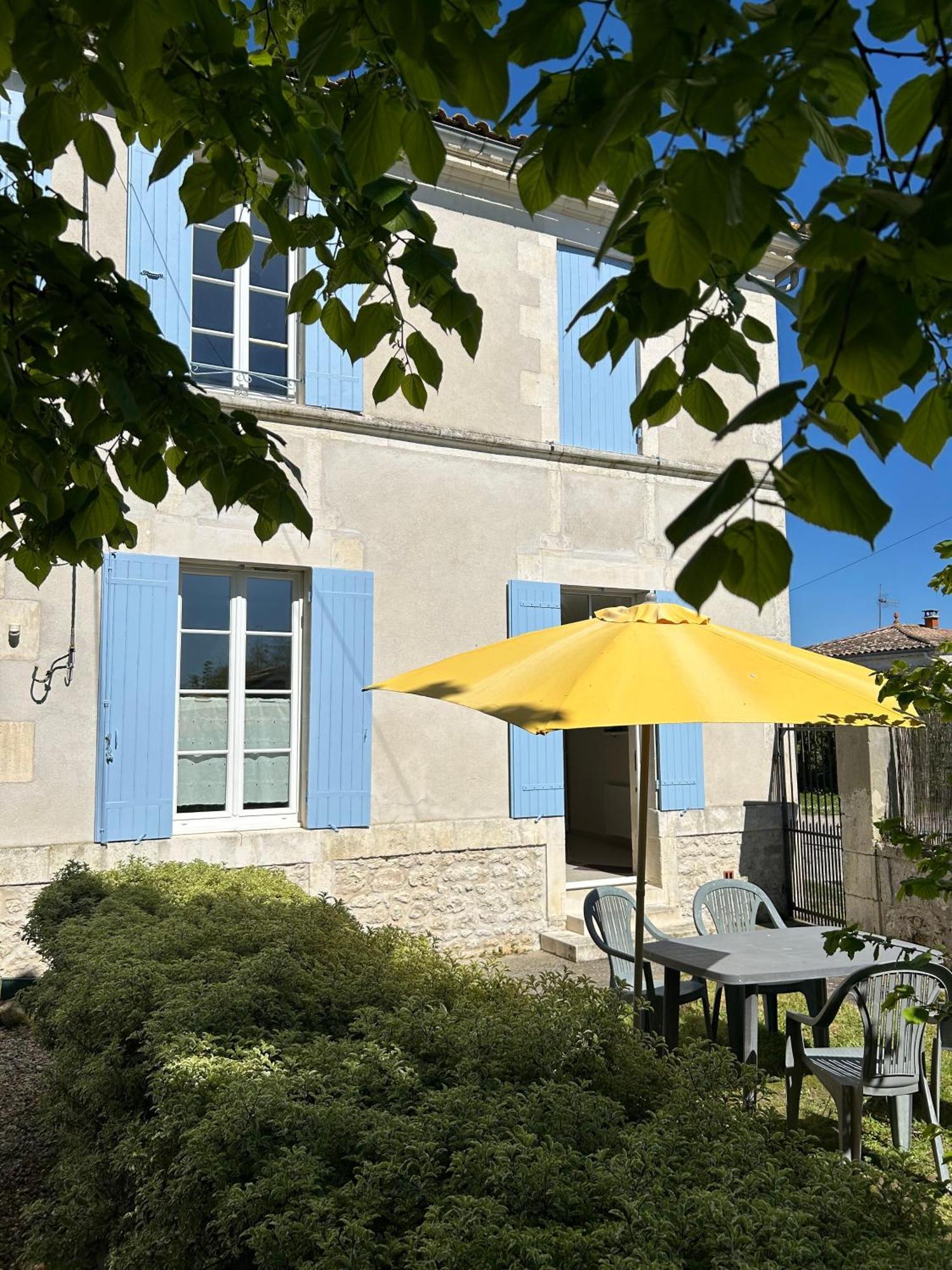 Le Domaine Des Aguins Guest House Saujon Exterior photo