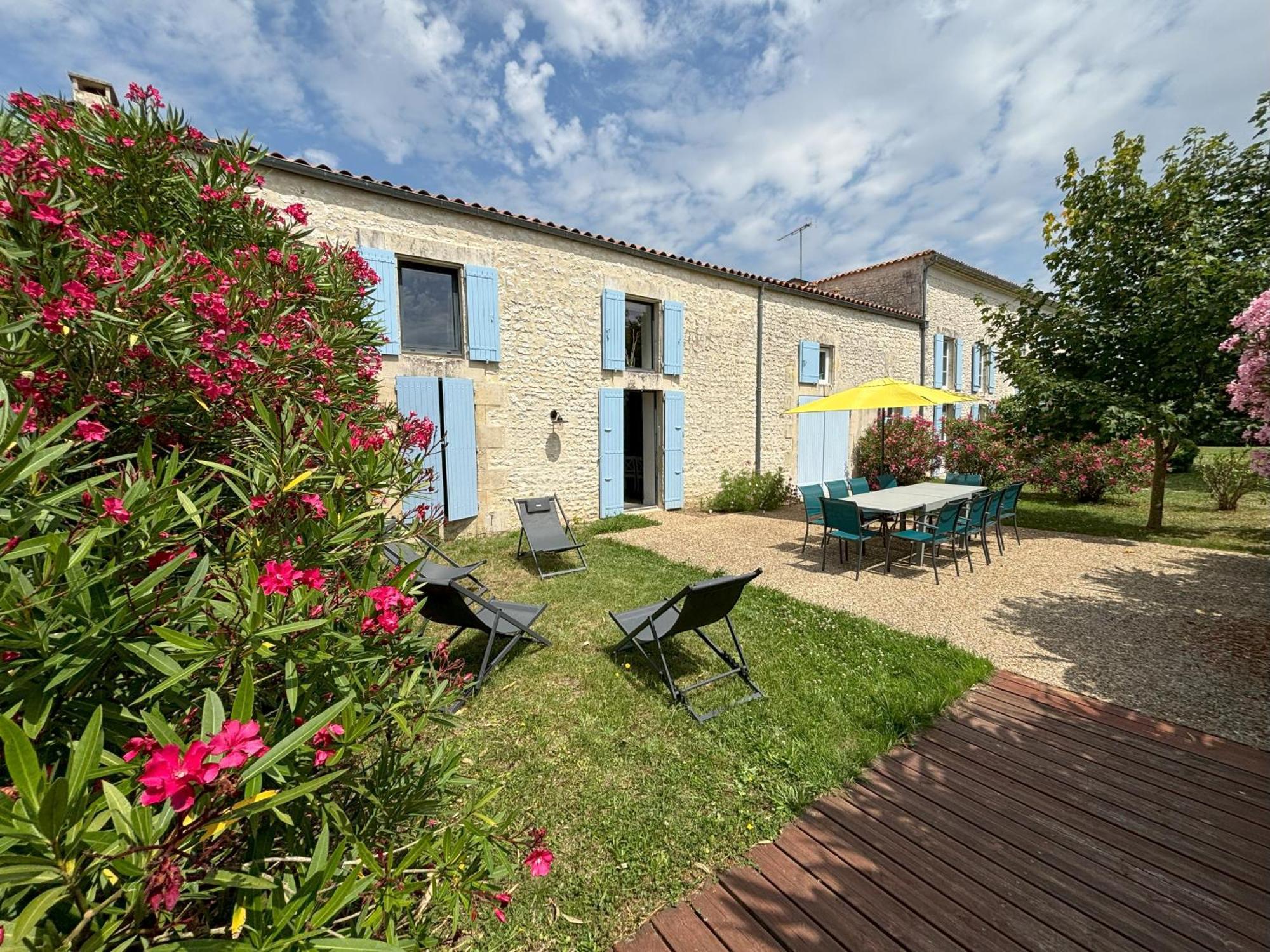 Le Domaine Des Aguins Guest House Saujon Exterior photo